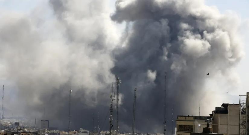 Trump humbugnak tartotta a demokrácia exportját, Netanjahuval közösen most mégis ez a célja Iránban