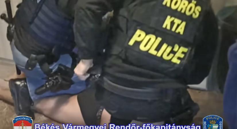 Hordókban állt a drog Medgyesegyházán – milliók és porciózott pakkok kerültek elő