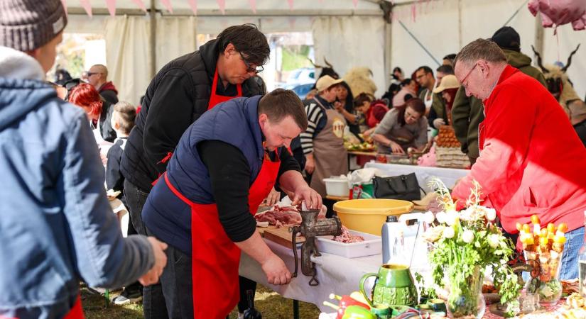 Ízletes kolbászok és ütős pálinkák – ilyen volt a kocsolai kolbásztöltö fesztivál (képgalériával)