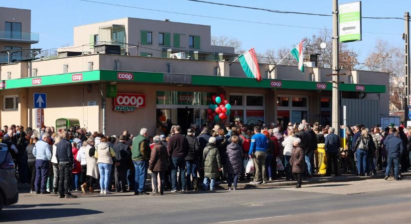 Tapsvihar és könnyek kísérték a lajosvárosi Coop 35 évének utolsó pillanatait  fotók