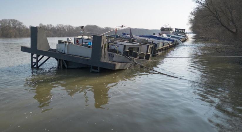 Ezt nézd! Léket kapott egy teherszállító uszály Vámosszabadinál