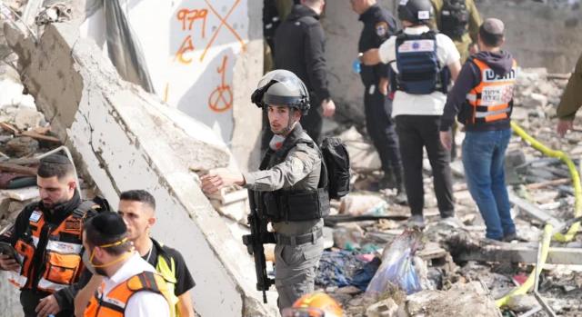 A izraeli Bet Semesben 8 halottat találtak eddig, és több mint 20 sebesültet szállítottak kórházba