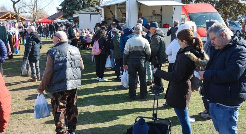 Szokatlan vásár volt Kisteleken, tele volt a piac, de csak ezért az egy dologért jött mindenki