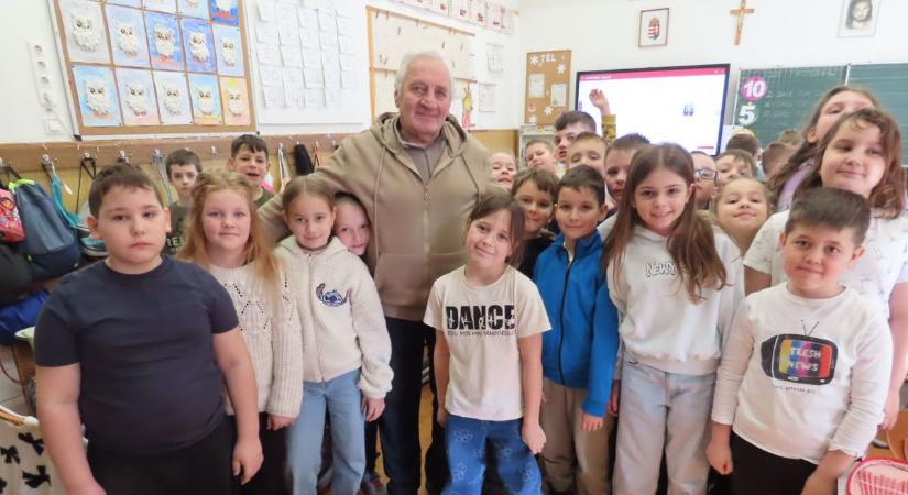 Zoli bácsi 50 éve a gyerekek között érzi jól magát, a tragédiákat is csak köztük tudta elviselni