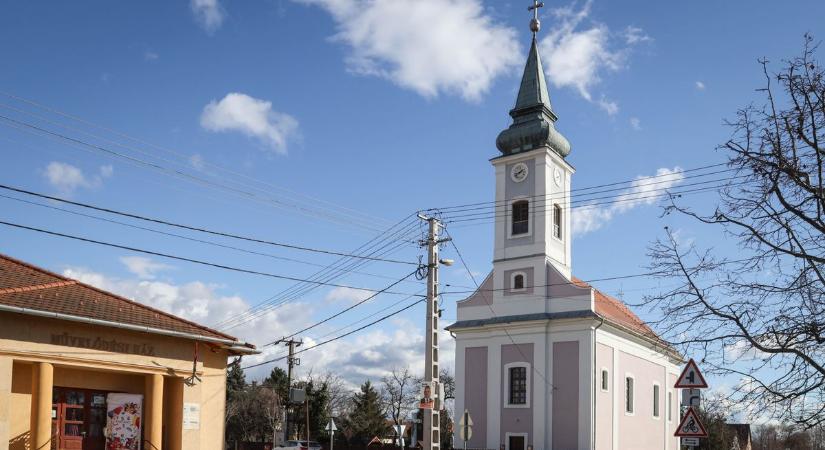 Négyen egy toronyban: egy évszazada minden nap velük ébrednek a besenyszögiek – videóval