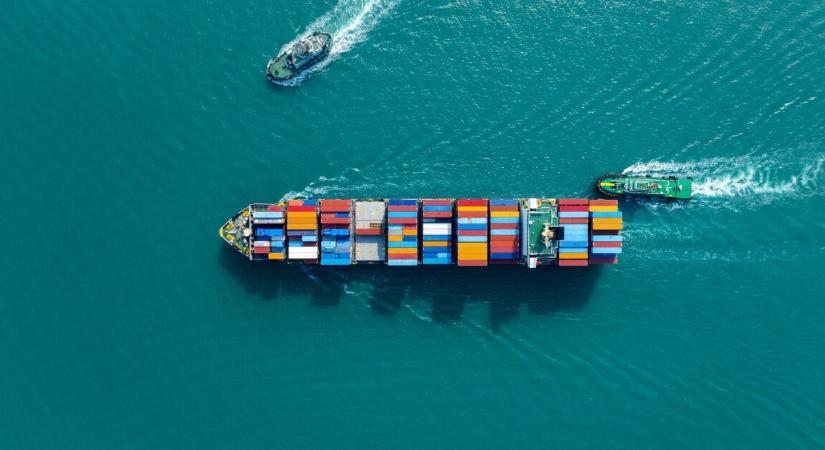 Óriási a káosz – több száz hajó vesztegel a Hormuzi-szorosnál az Irán elleni támadás után