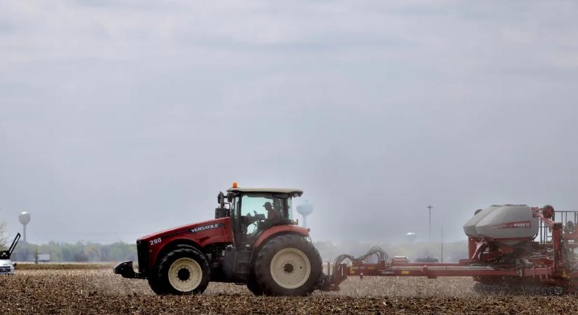 Traktorbaleset Szekszárdon: mentőhelikopter érkezett a felborult járműhöz – videóval