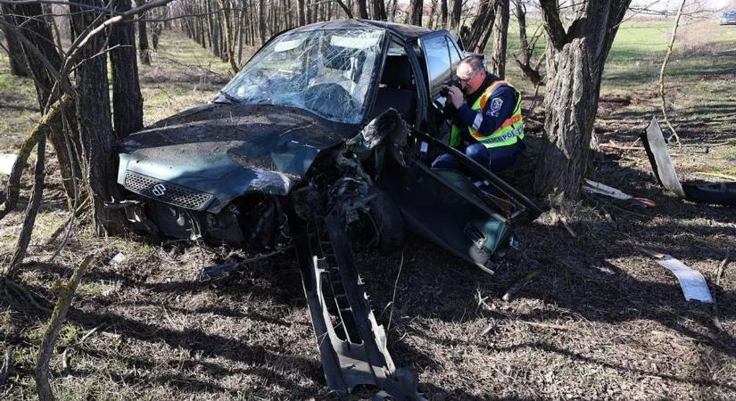 Családi baleset Kiskunmajsánál: ronccsá tört az autó, az édesanya súlyosan megsérült – képekkel és videóval