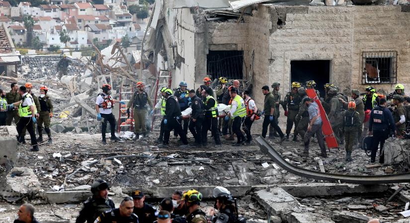 Legkevesebb kilenc ember meghalt, amikor iráni rakéta csapódott be az izraeli Bét Semes lakóövezetében