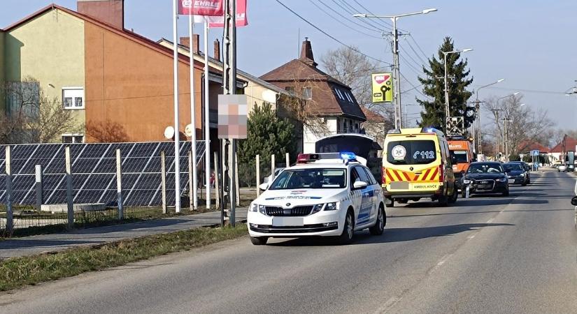 Baleset történt Csornán, összetörött egy Audi eleje - fotó