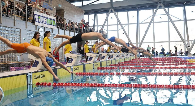 Nagy csobbanással indult az I. Cápa Karnevál