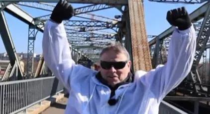 A Tisza Párt vak képviselőjelöltje lefutotta a vonatot a Gubacsi hídon