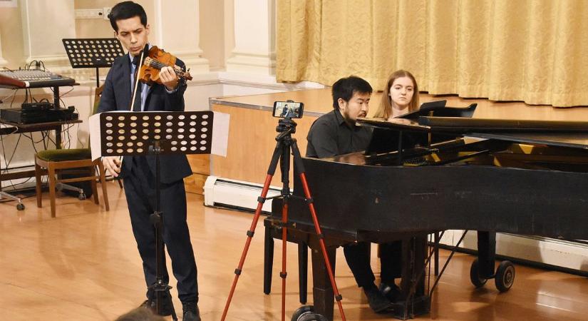 Elvarázsolta közönségét a jászsági kötődésű Burai Zsolt és a japán Souhei Yamagami közös koncertje