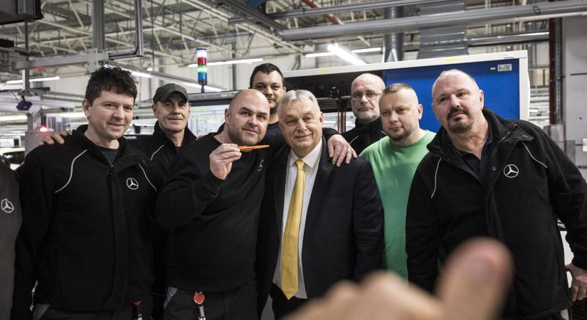 Orbán Viktor újra minimum hazudott Magyarország versenyképességéről a Mercedes-Benz vezetői előtt