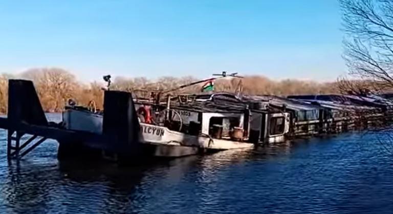 Zátonyra futott egy búzát szállító hajó Vámosszabadinál