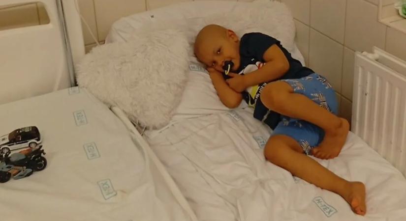 „Álltunk, és néztünk ki a fejünkből” - Horkolásból rémálom lett, az 5 éves Dominik halálos kórral küzd