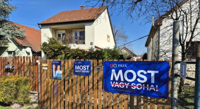 Megkezdte plakátkampányát a Tisza támogatói otthonainak ablakában, erkélyén és kerítésén