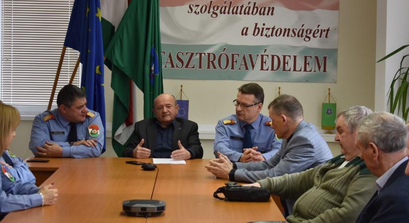 Összefogás a bajban - méltatták az önkéntesek és profik munkáját Hevesben