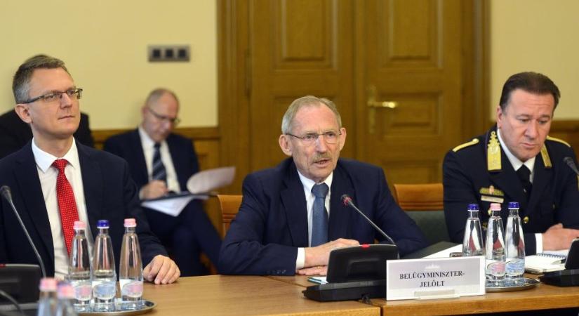 Rétvári Bence: egy fokozattal emelte a terrorfenyegetettségi szintet a kormány