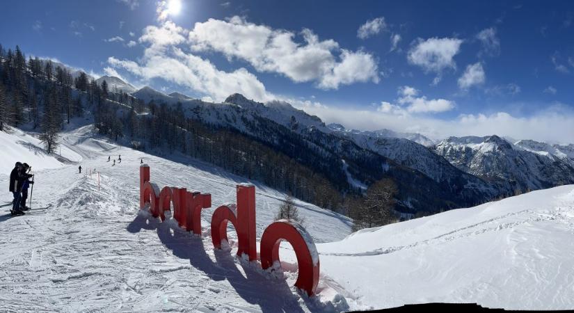 A hidegháború árnyékában született: hetven éve a hegyekben találkozik a világ sajtója