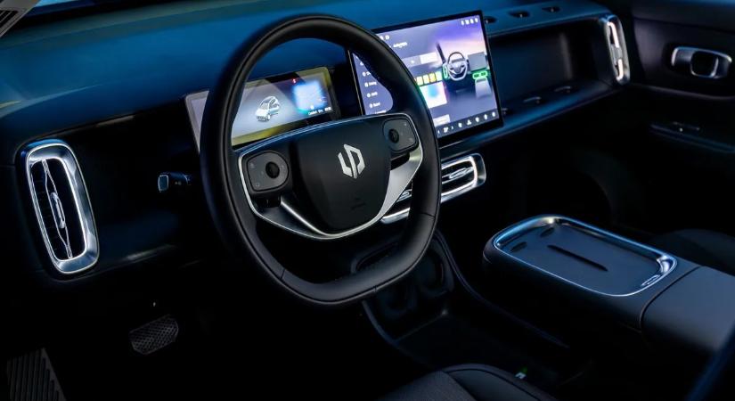 Egész Európában padlógázzal száguld ez a szuperolcsó kínai villanyautó