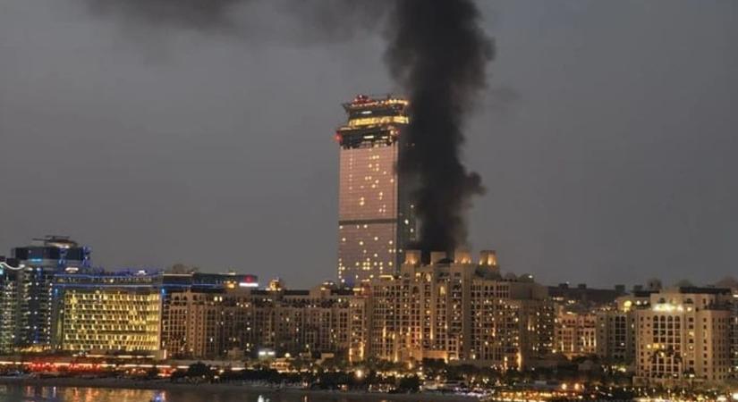 Rengeteg videón a borzalmas pusztítás, a világ egyik legelitebb szállodája is lángokban Dubajban