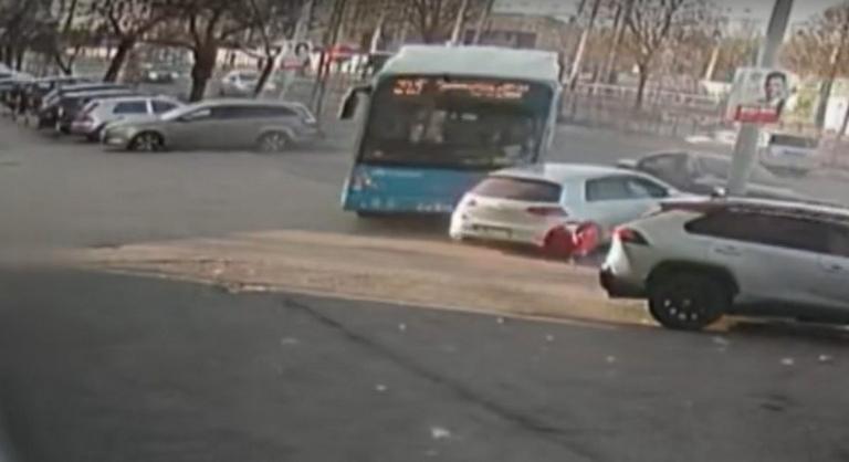 Autókat tarolt le egy busz Budapesten, a gyalogosok pánikolva menekültek