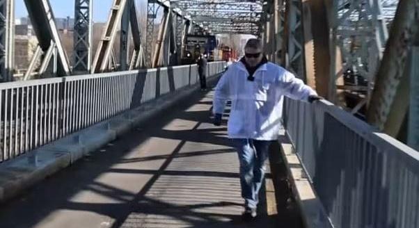 Vak képviselőjelölt „lefutotta” a vonatot a Gubacsi hídon – videó