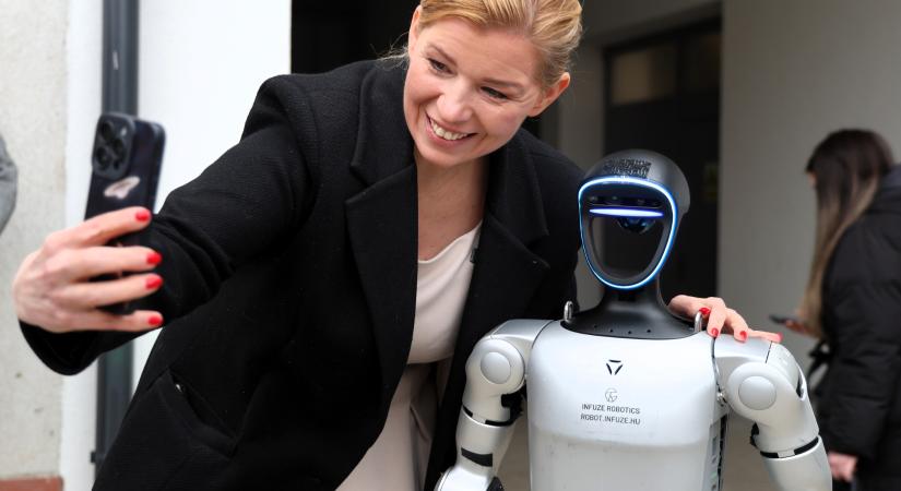 Kinevették a kulturális minisztérium államtitkárát a végzős állatorvosok a diplomaosztón