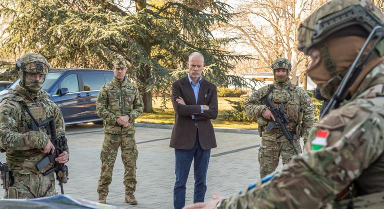 Támadástól tartanak, magyar katonák jelentek meg a paksi atomerőműnél