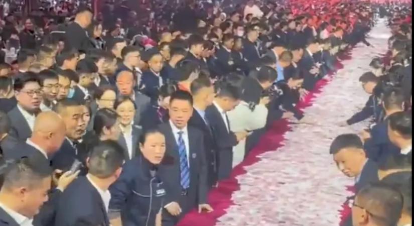 Több milliárd forintnyi készpénzt osztott szét a céges rendezvényen egy kínai cégvezető