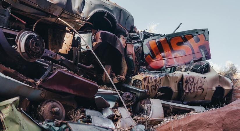 Szörnyű tragédia a roncstelepen: „Még mindig van bent valaki!”