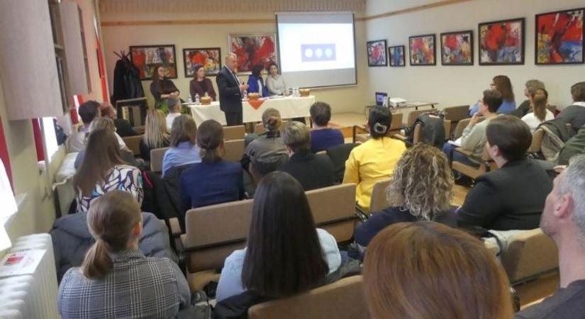 Egy asztalnál a gyermekekért: új szakmai fórumsorozat indult Hajdú-Biharban