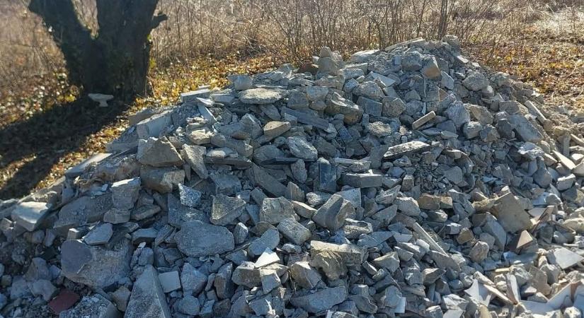 Sirkövek hevernek szanaszét Eger határában