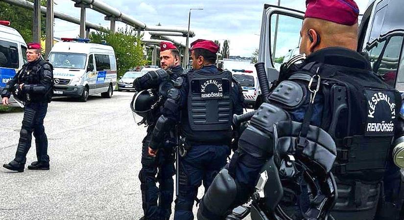 Terrorfenyegetettség Magyarországon: rengeteg rendőrt vezényel ki Orbán Viktor a közterületekre és a Budapestre vezető utakra