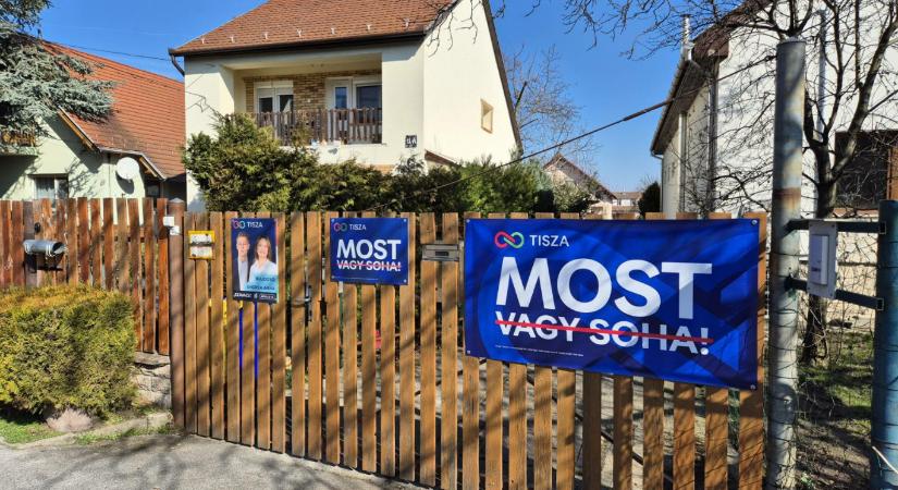 A tiszások az otthonaikra erősített plakátokkal szállnak be a kampányba