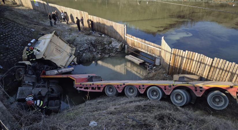 Árokba hajtott egy külföldi sofőr a teherautóval