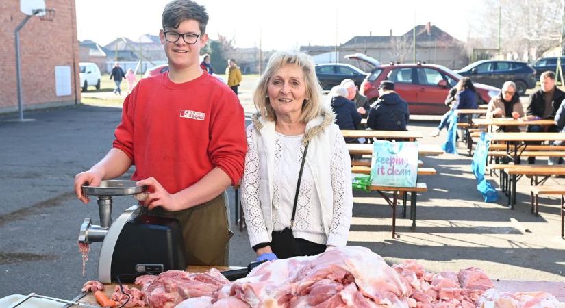 Már kora reggel rotyogtak az üstök, megmutatták, milyen az igazi pletykafalui disznóvágás