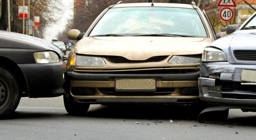 Hármas karambol Mosonmagyaróvár és Halászi között