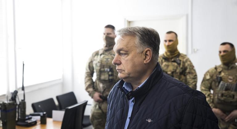 Orbán Viktor terepszemlét tartott Százhalombattán, ellenőrizte a finomító katonai védelmét