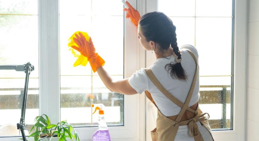 A profi takarítókat is megszégyeníti ablakmosásban: ez az olcsó házi szer még a besárgult ablakkeretet is kifehéríti
