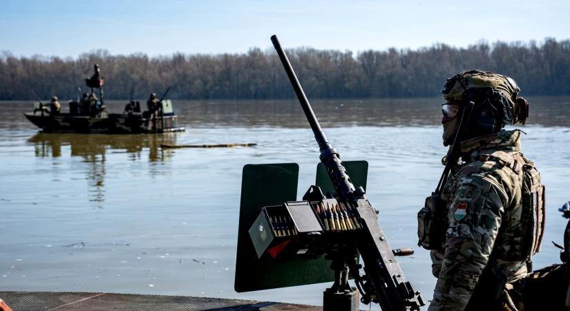 Elözönlötték a Dunát a katonák: Paks után a gáztárolók is védelem alá kerültek