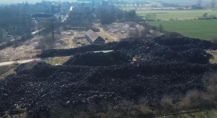 „Itt mindenki elpusztul, az biztos” – Magyar Péter videón mutatta be a nagykölkedi illegális autógumi-lerakót