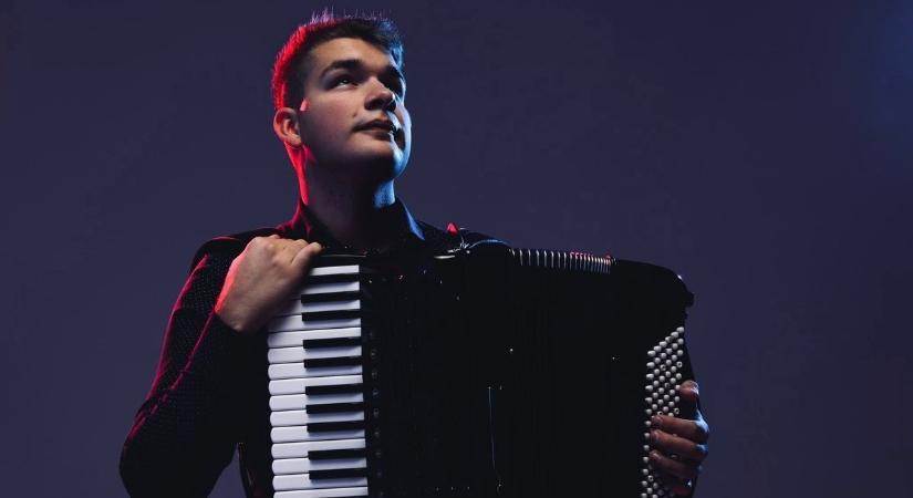 Kiss Péter harmonikája hozza el Toszkána dallamait Baracsra