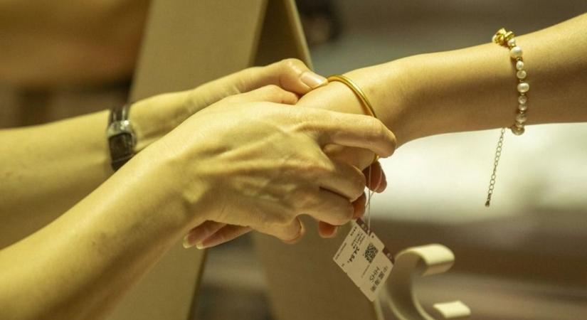 Annyi pénzt vernek el, hogy a duty free-függő kínai turistákért imádkoznak a repülőútereken – odavannak a luxuscikkekért, imádják a világ legbüdösebb gyümölcsét