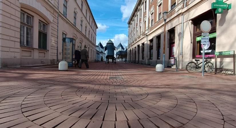 Lezárhatják a Makovecz teret, ezzel a lépéssel fékeznék meg az autósokat