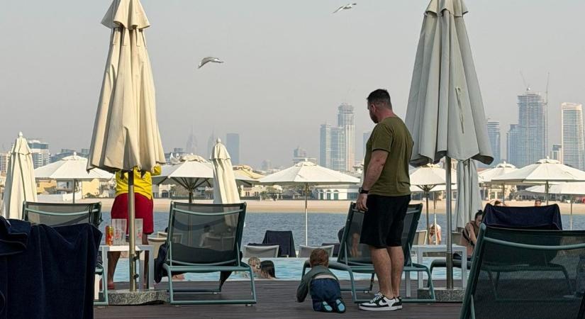 Helyszíni beszámoló Dubajból: 14 hónapos kisfia tartja a lelket Feriben és Dóriban