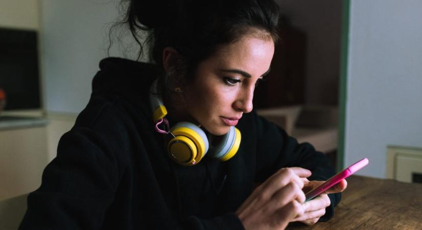 Miért nézik milliók a neten, ahogy mások zabálnak vagy pattanást nyomkodnak?