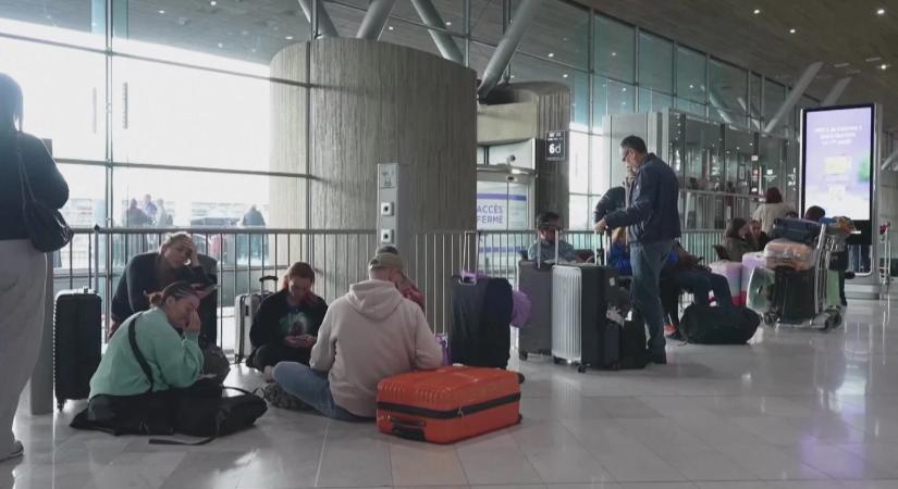 Több ezer magyar kért konzuli védelmet, káosz a Közel-Kelet lezárt légterei miatt