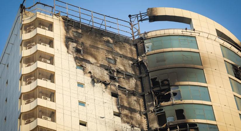 Vérfagyasztó videón, ahogy egy iráni drón becsapódik egy bahreini lakóépületbe